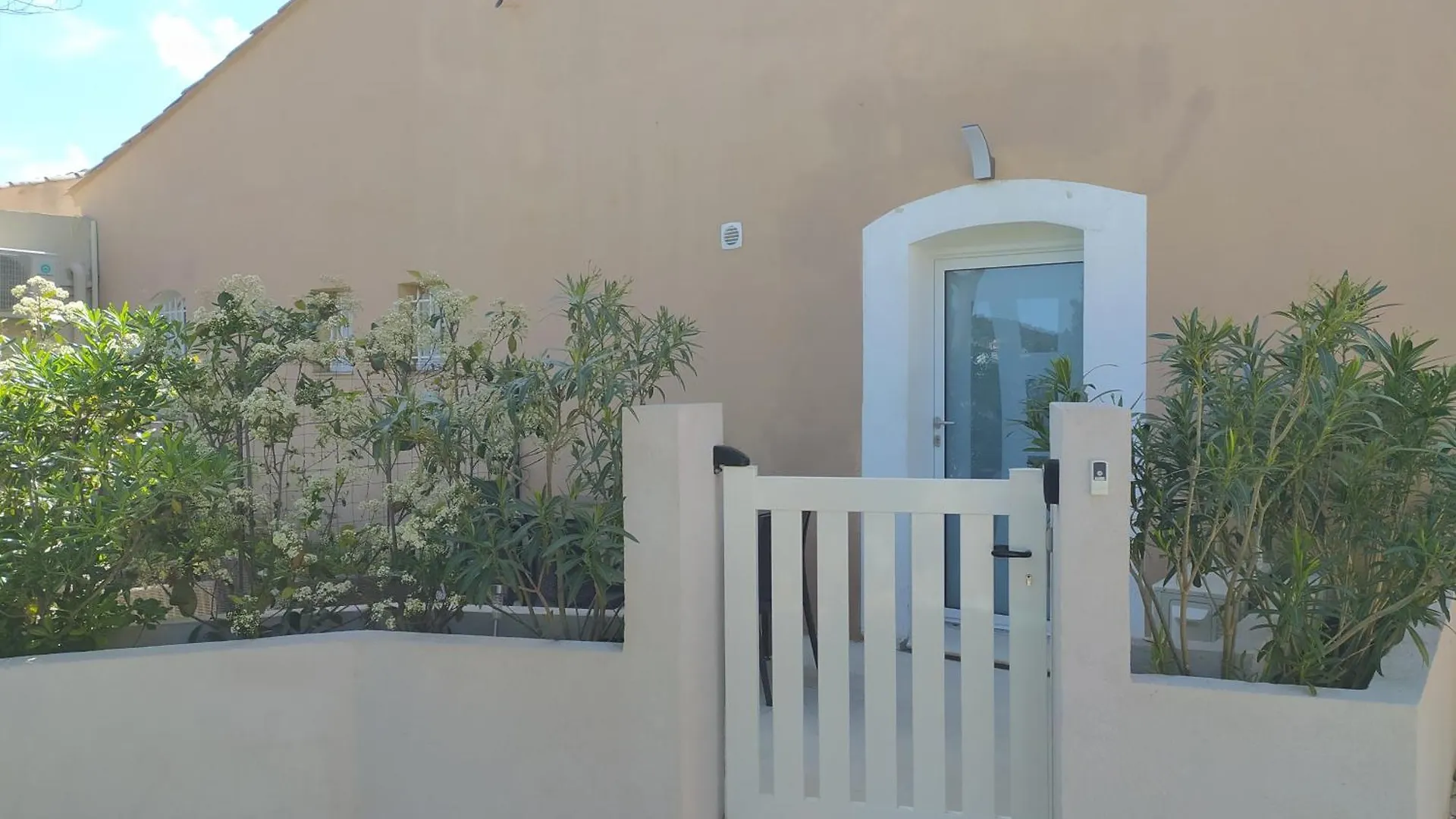 Vacance location mer piscine var sud terrasse Les Issambres France